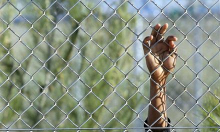 Προσοχή δολοφόνοι με στολή (και κουστούμι)